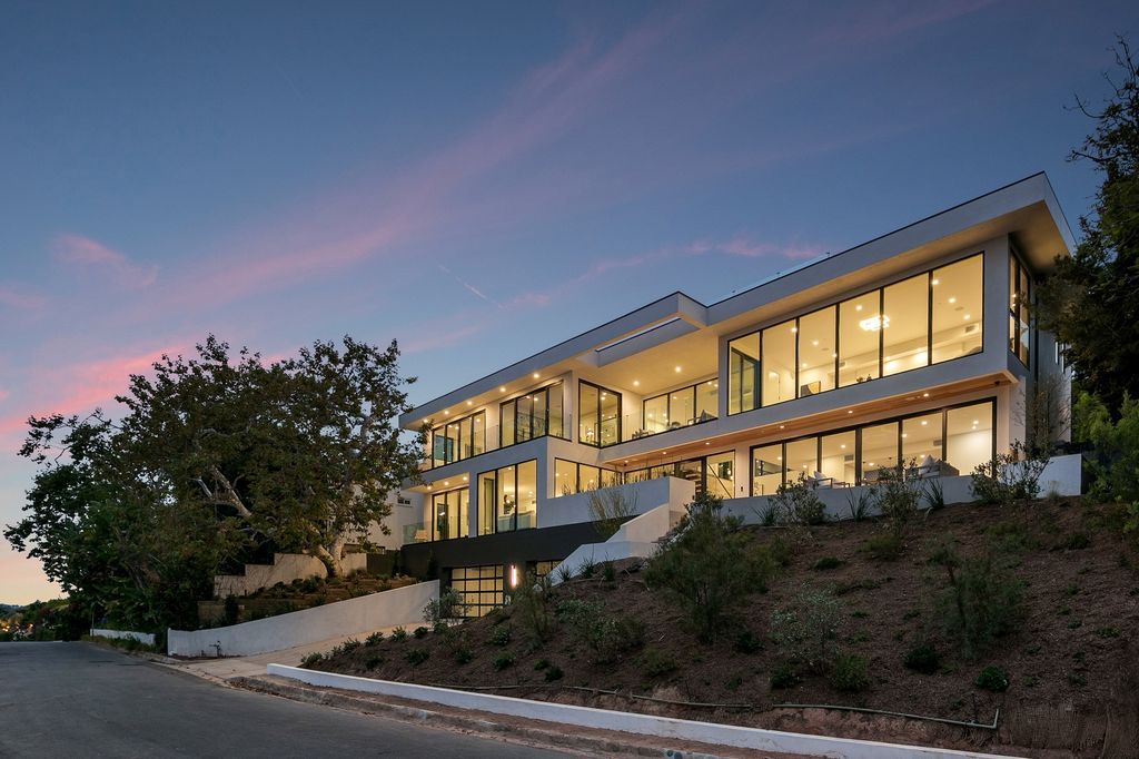 The Home in Pacific Palisades is a new contemporary home personifies abstract reductionist minimalism perched above the trees in the highly coveted Riviera now available for sale. This home located at 1635 Casale Rd, Pacific Palisades, California