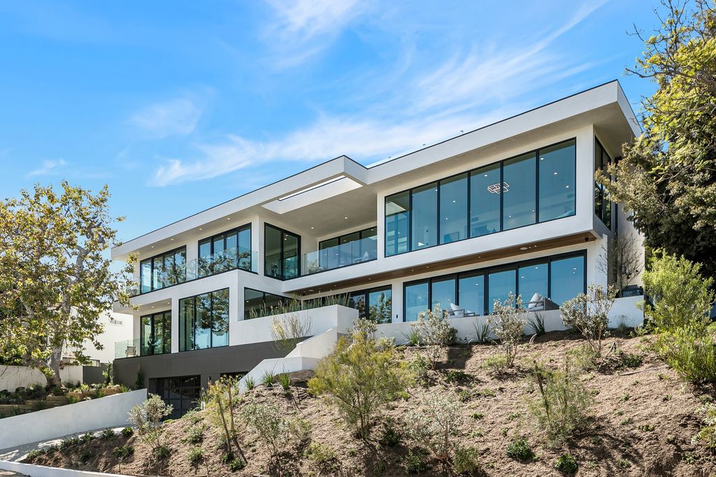 The Home in Pacific Palisades is a new contemporary home personifies abstract reductionist minimalism perched above the trees in the highly coveted Riviera now available for sale. This home located at 1635 Casale Rd, Pacific Palisades, California