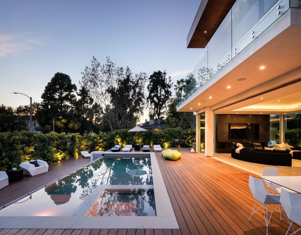 The Home in Santa Monica is a remarkable property provides the ultimate lifestyle rich in luxury with extraordinary top-of-the-line finishes throughout now available for sale. This home located at 1410 Georgina Ave, Santa Monica, California