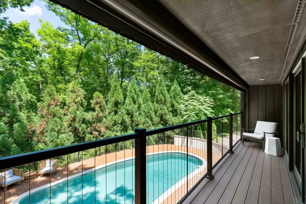 The Home in Tennessee is a luxurious home which has undergone a stunning renovation with every square inch exquisitely designed now available for sale. This home located at 2510 Ridgewood Dr, Nashville, Tennessee; offering 04 bedrooms and 05 bathrooms with 4,366 square feet of living spaces.