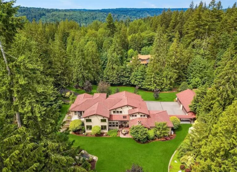 This $3,695,000 Custom Estate in Washington Exudes Magnificent Craftsmanship, Spaces and Finishes Throughout