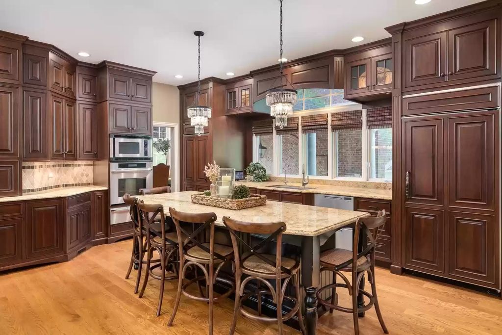 The Home in Illinois is a luxurious home which is exquisite from top to bottom now available for sale. This home located at 1091 Johnson Dr, Naperville, Illinois; offering 06 bedrooms and 07 bathrooms with 7,856 square feet of living spaces. 