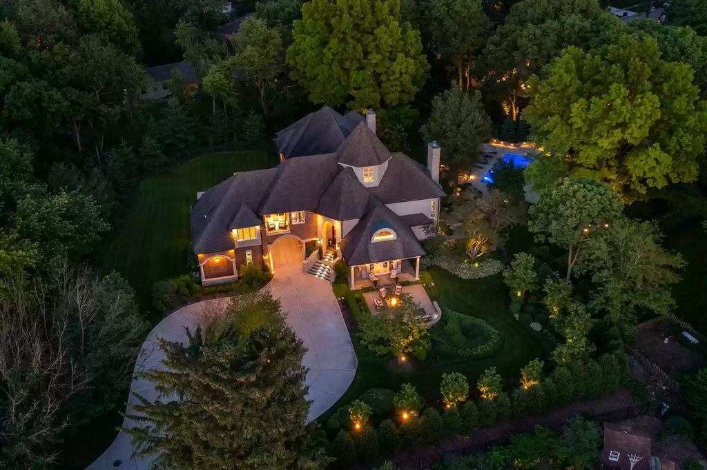 The Home in Illinois is a luxurious home which is exquisite from top to bottom now available for sale. This home located at 1091 Johnson Dr, Naperville, Illinois; offering 06 bedrooms and 07 bathrooms with 7,856 square feet of living spaces. 