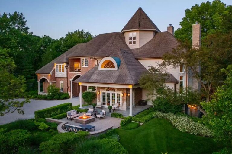 Luxurious Secluded Estate on 1.5 Acres of Tranquil Beauty Defines Uncompromising Quality and Privacy in Illinois