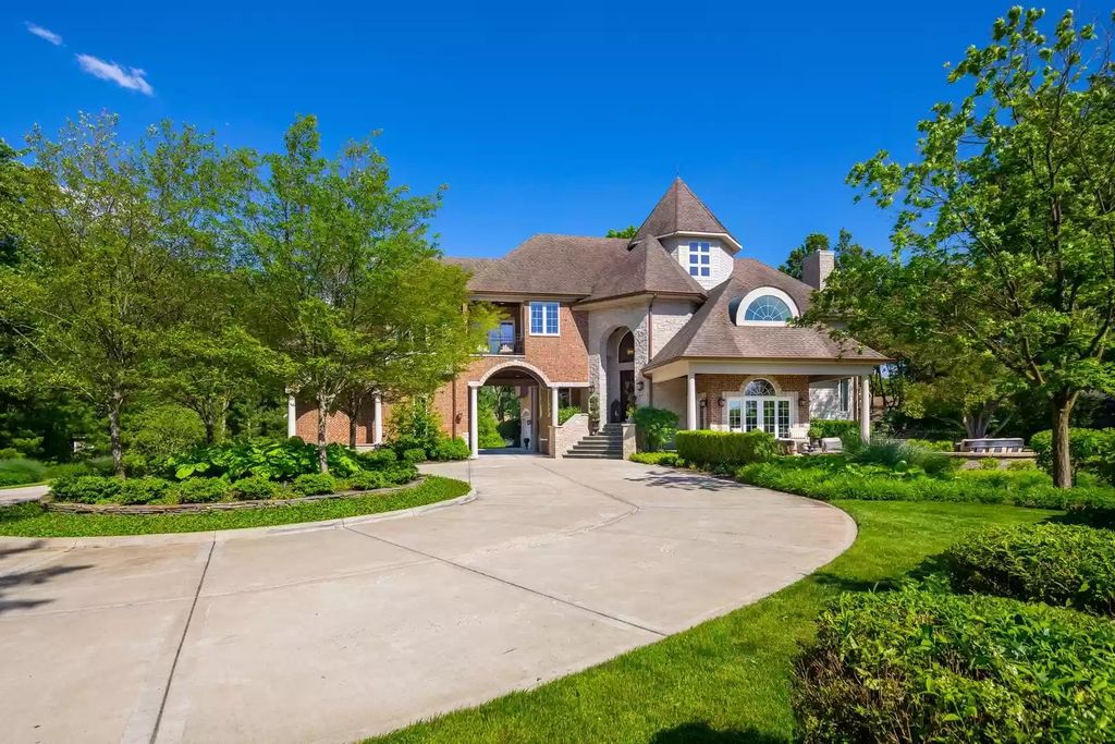 The Home in Illinois is a luxurious home which is exquisite from top to bottom now available for sale. This home located at 1091 Johnson Dr, Naperville, Illinois; offering 06 bedrooms and 07 bathrooms with 7,856 square feet of living spaces. 