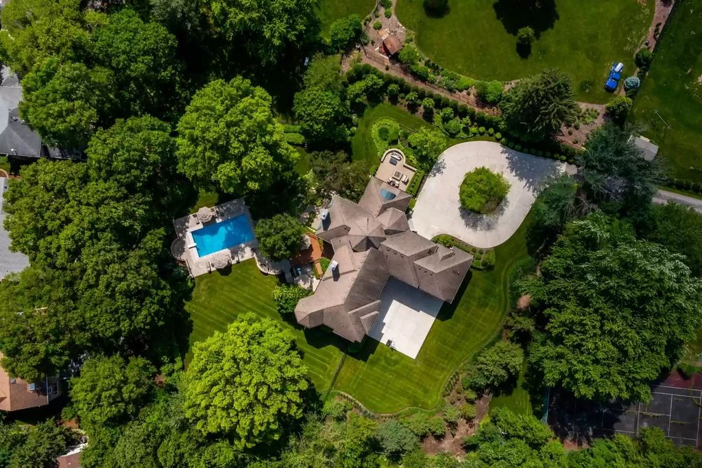 The Home in Illinois is a luxurious home which is exquisite from top to bottom now available for sale. This home located at 1091 Johnson Dr, Naperville, Illinois; offering 06 bedrooms and 07 bathrooms with 7,856 square feet of living spaces. 