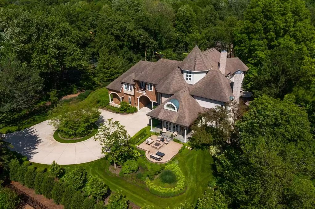 The Home in Illinois is a luxurious home which is exquisite from top to bottom now available for sale. This home located at 1091 Johnson Dr, Naperville, Illinois; offering 06 bedrooms and 07 bathrooms with 7,856 square feet of living spaces. 