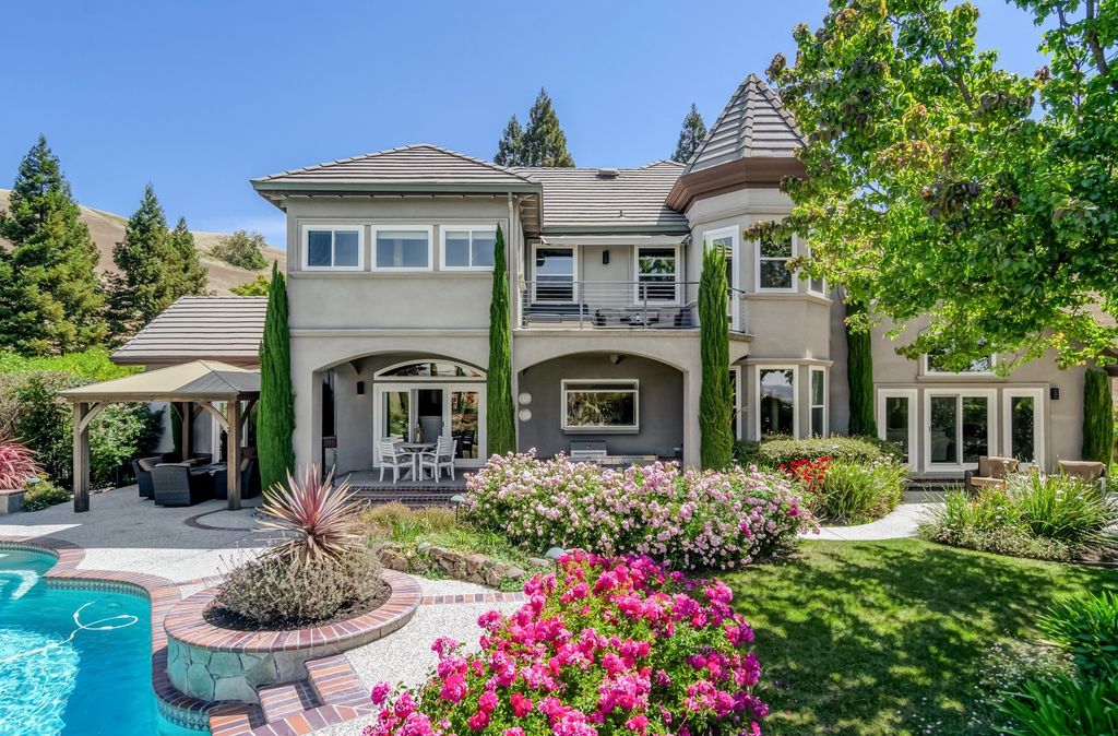 The Home in Danville is a Blackhawk Country Club estate has an amazing backyard with solar-heated pool, spa, hot tub, putting green, gardens, multiple venues now available for sale. This home located at 4338 Quail Run Ln, Danville, California