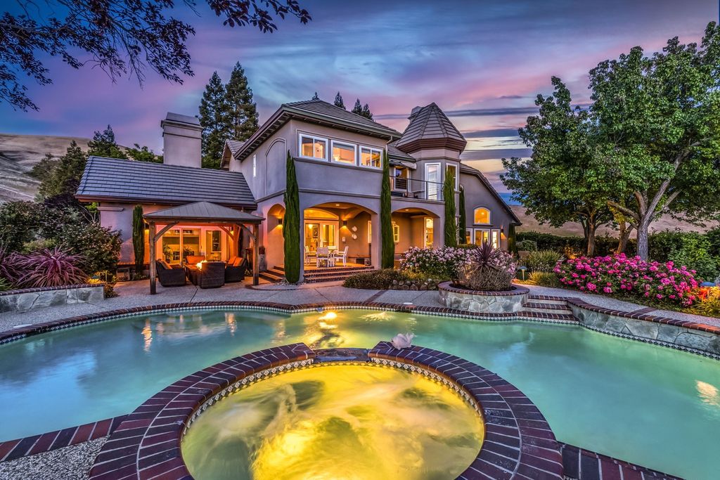 The Home in Danville is a Blackhawk Country Club estate has an amazing backyard with solar-heated pool, spa, hot tub, putting green, gardens, multiple venues now available for sale. This home located at 4338 Quail Run Ln, Danville, California