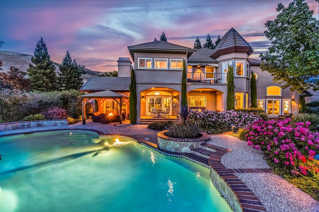 The Home in Danville is a Blackhawk Country Club estate has an amazing backyard with solar-heated pool, spa, hot tub, putting green, gardens, multiple venues now available for sale. This home located at 4338 Quail Run Ln, Danville, California