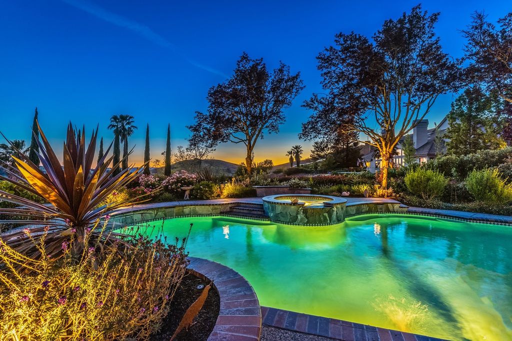 The Home in Danville is a Blackhawk Country Club estate has an amazing backyard with solar-heated pool, spa, hot tub, putting green, gardens, multiple venues now available for sale. This home located at 4338 Quail Run Ln, Danville, California