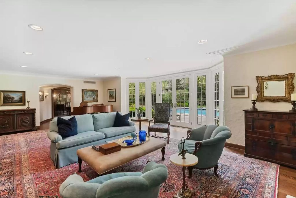 The Home in Illinois is a luxurious home meticulously maintained and updated for entertaining or a variety of family situations now available for sale. This home located at 940 Private Rd, Winnetka, Illinois; offering 06 bedrooms and 10 bathrooms with 8,500 square feet of living spaces.