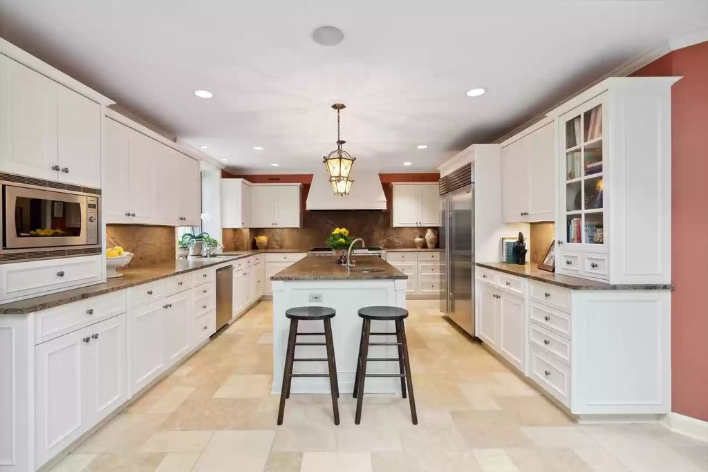The Home in Illinois is a luxurious home meticulously maintained and updated for entertaining or a variety of family situations now available for sale. This home located at 940 Private Rd, Winnetka, Illinois; offering 06 bedrooms and 10 bathrooms with 8,500 square feet of living spaces.