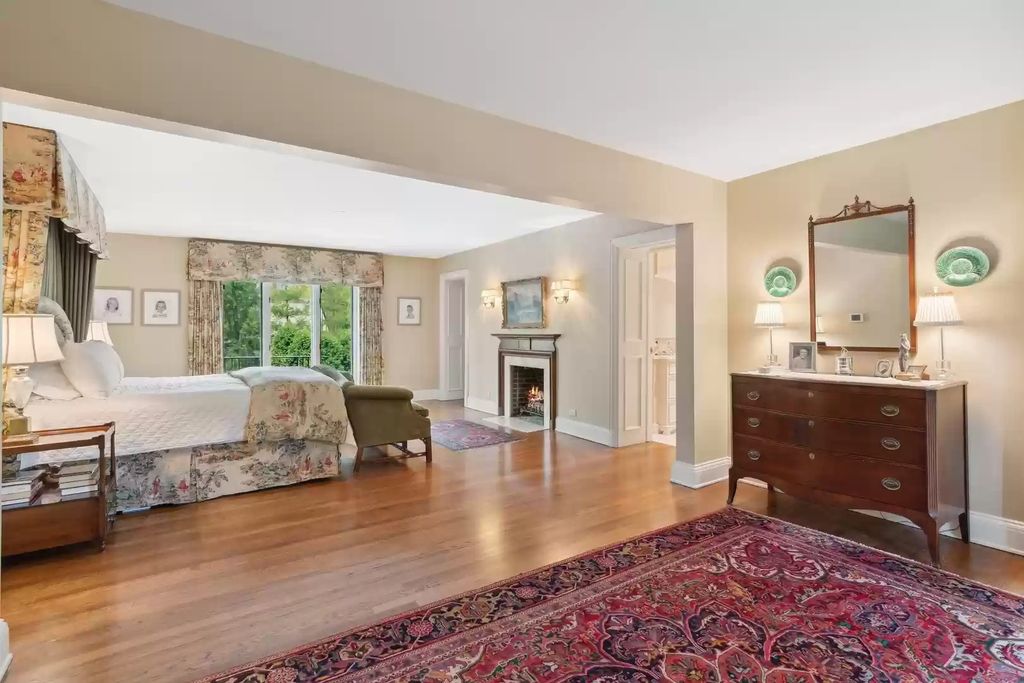 The Home in Illinois is a luxurious home meticulously maintained and updated for entertaining or a variety of family situations now available for sale. This home located at 940 Private Rd, Winnetka, Illinois; offering 06 bedrooms and 10 bathrooms with 8,500 square feet of living spaces.