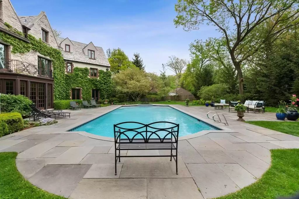 The Home in Illinois is a luxurious home meticulously maintained and updated for entertaining or a variety of family situations now available for sale. This home located at 940 Private Rd, Winnetka, Illinois; offering 06 bedrooms and 10 bathrooms with 8,500 square feet of living spaces.