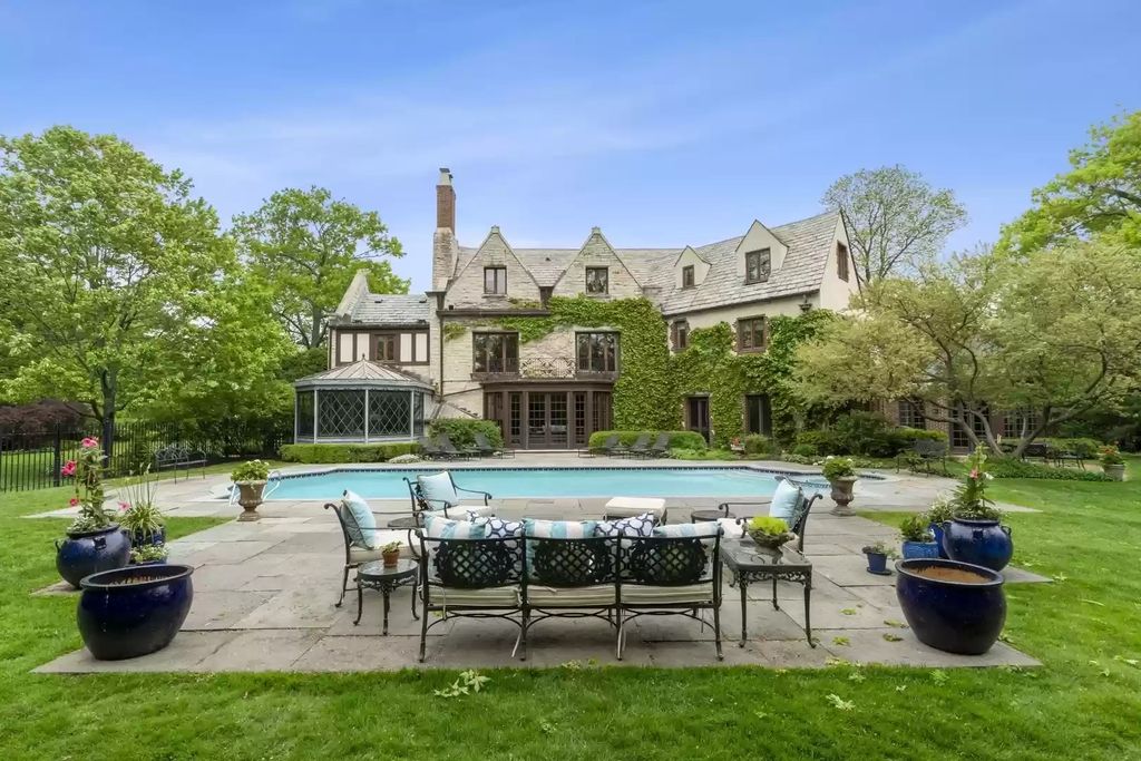 The Home in Illinois is a luxurious home meticulously maintained and updated for entertaining or a variety of family situations now available for sale. This home located at 940 Private Rd, Winnetka, Illinois; offering 06 bedrooms and 10 bathrooms with 8,500 square feet of living spaces.