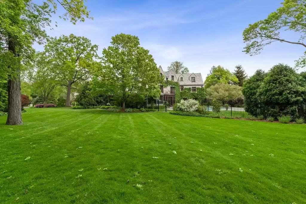 The Home in Illinois is a luxurious home meticulously maintained and updated for entertaining or a variety of family situations now available for sale. This home located at 940 Private Rd, Winnetka, Illinois; offering 06 bedrooms and 10 bathrooms with 8,500 square feet of living spaces.