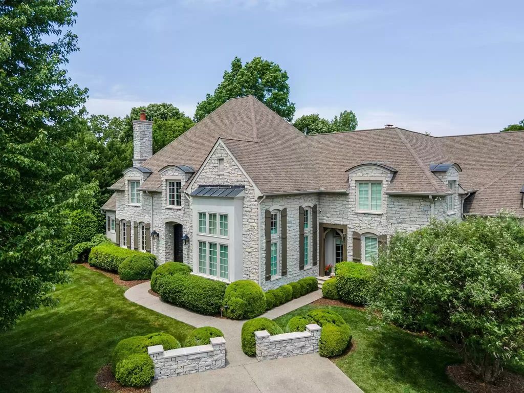 The Home in Tennessee is a luxurious home with private backyard overlooking the 14th hole of Brentwood Country Club now available for sale. This home located at 5250 Hayes Pl, Brentwood, Tennessee; offering 05 bedrooms and 06 bathrooms with 7,401 square feet of living spaces.