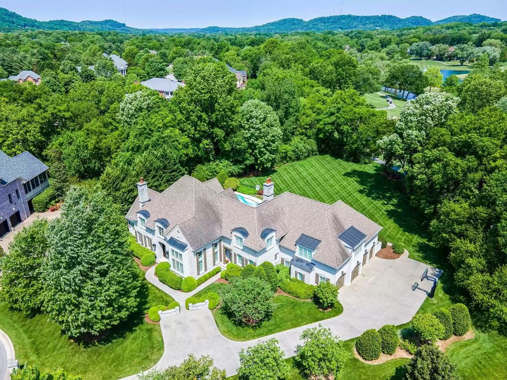 The Home in Tennessee is a luxurious home with private backyard overlooking the 14th hole of Brentwood Country Club now available for sale. This home located at 5250 Hayes Pl, Brentwood, Tennessee; offering 05 bedrooms and 06 bathrooms with 7,401 square feet of living spaces.