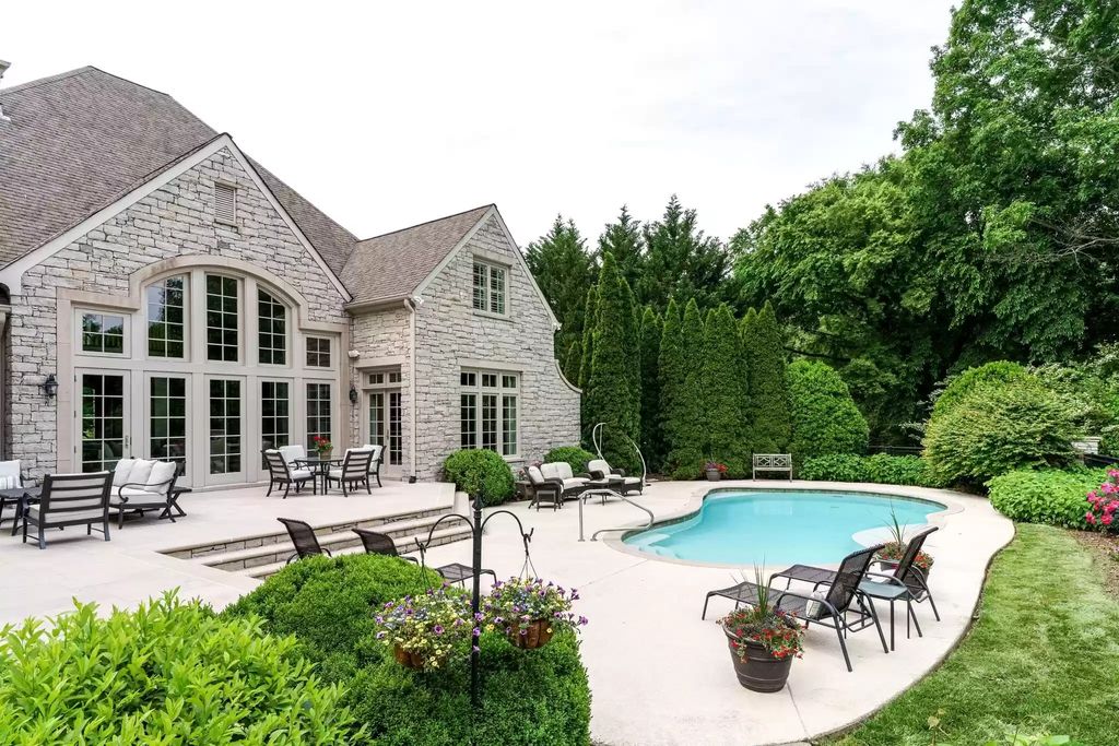 The Home in Tennessee is a luxurious home with private backyard overlooking the 14th hole of Brentwood Country Club now available for sale. This home located at 5250 Hayes Pl, Brentwood, Tennessee; offering 05 bedrooms and 06 bathrooms with 7,401 square feet of living spaces.