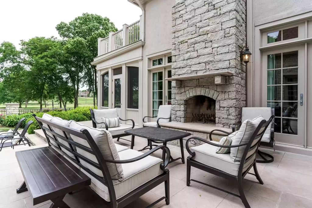 The Home in Tennessee is a luxurious home with private backyard overlooking the 14th hole of Brentwood Country Club now available for sale. This home located at 5250 Hayes Pl, Brentwood, Tennessee; offering 05 bedrooms and 06 bathrooms with 7,401 square feet of living spaces.