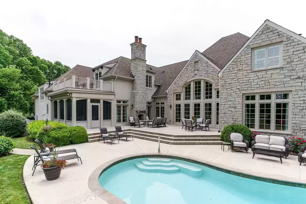 The Home in Tennessee is a luxurious home with private backyard overlooking the 14th hole of Brentwood Country Club now available for sale. This home located at 5250 Hayes Pl, Brentwood, Tennessee; offering 05 bedrooms and 06 bathrooms with 7,401 square feet of living spaces.