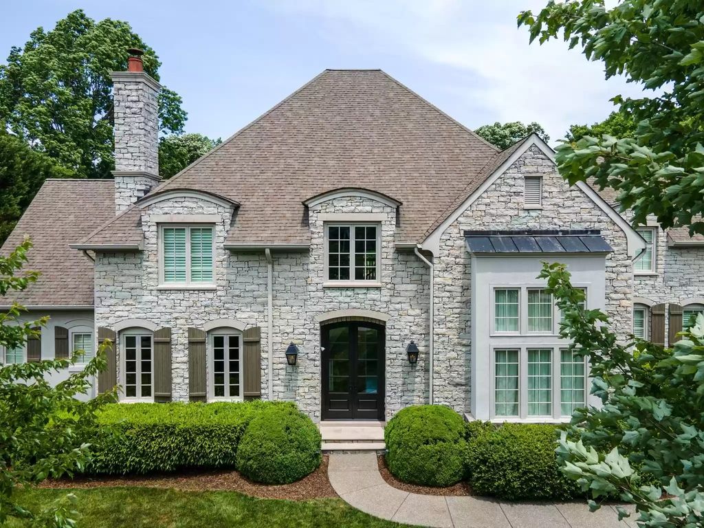 The Home in Tennessee is a luxurious home with private backyard overlooking the 14th hole of Brentwood Country Club now available for sale. This home located at 5250 Hayes Pl, Brentwood, Tennessee; offering 05 bedrooms and 06 bathrooms with 7,401 square feet of living spaces.