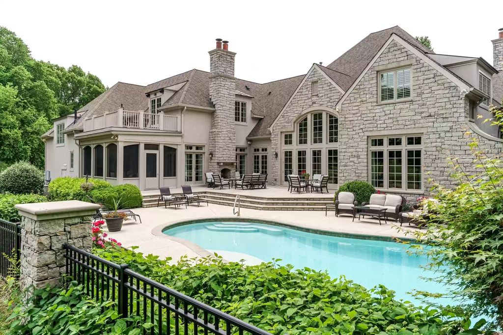 The Home in Tennessee is a luxurious home with private backyard overlooking the 14th hole of Brentwood Country Club now available for sale. This home located at 5250 Hayes Pl, Brentwood, Tennessee; offering 05 bedrooms and 06 bathrooms with 7,401 square feet of living spaces.