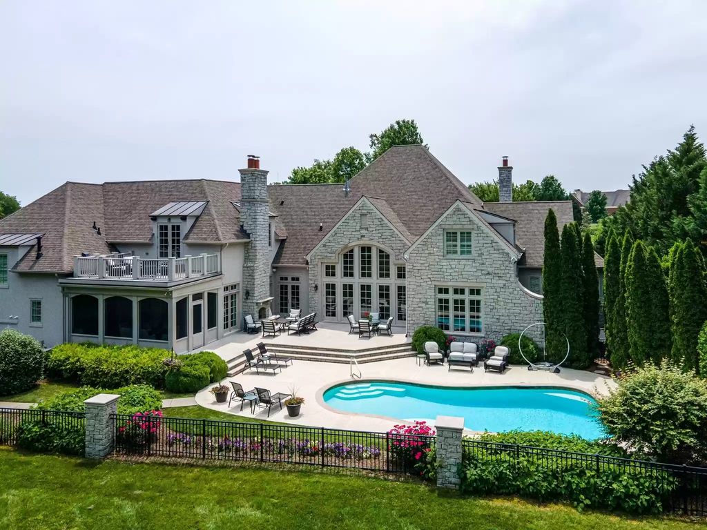 The Home in Tennessee is a luxurious home with private backyard overlooking the 14th hole of Brentwood Country Club now available for sale. This home located at 5250 Hayes Pl, Brentwood, Tennessee; offering 05 bedrooms and 06 bathrooms with 7,401 square feet of living spaces.