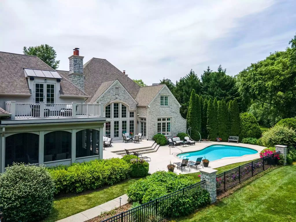 The Home in Tennessee is a luxurious home with private backyard overlooking the 14th hole of Brentwood Country Club now available for sale. This home located at 5250 Hayes Pl, Brentwood, Tennessee; offering 05 bedrooms and 06 bathrooms with 7,401 square feet of living spaces.