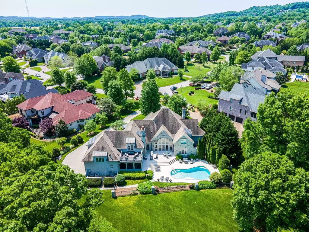 The Home in Tennessee is a luxurious home with private backyard overlooking the 14th hole of Brentwood Country Club now available for sale. This home located at 5250 Hayes Pl, Brentwood, Tennessee; offering 05 bedrooms and 06 bathrooms with 7,401 square feet of living spaces.