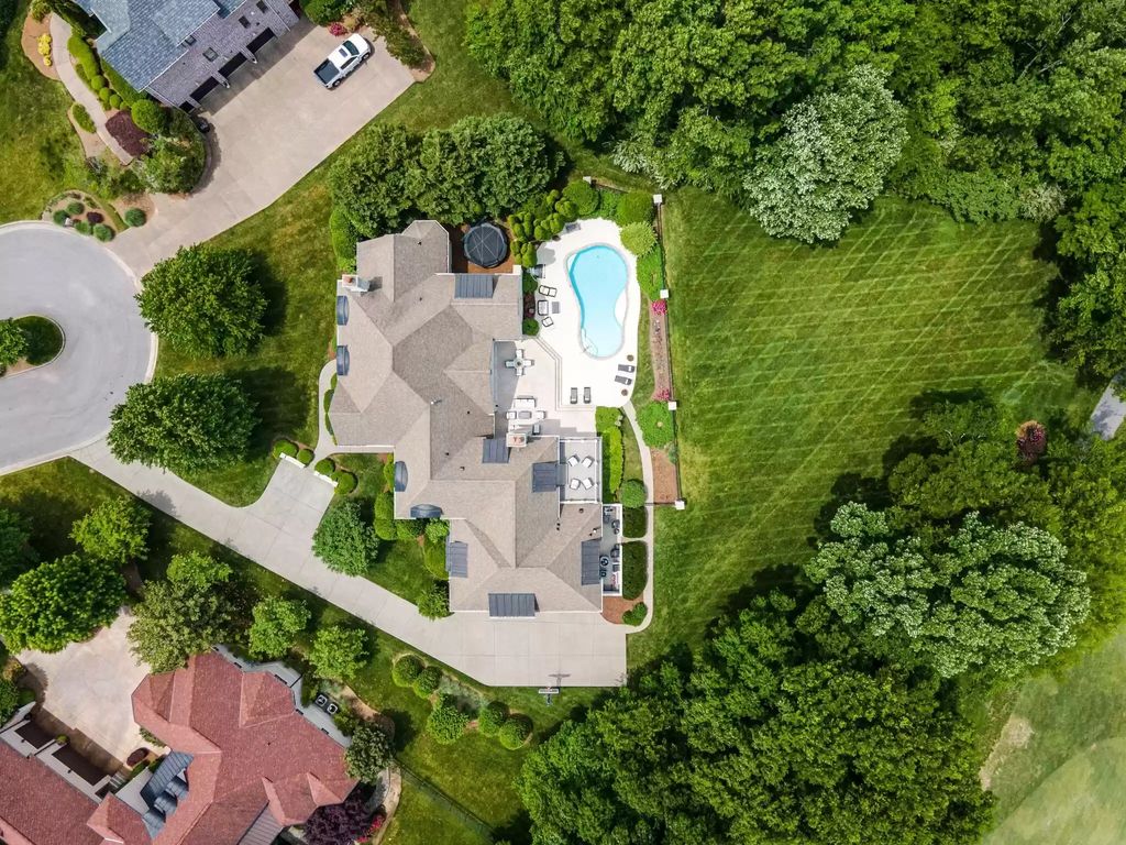 The Home in Tennessee is a luxurious home with private backyard overlooking the 14th hole of Brentwood Country Club now available for sale. This home located at 5250 Hayes Pl, Brentwood, Tennessee; offering 05 bedrooms and 06 bathrooms with 7,401 square feet of living spaces.