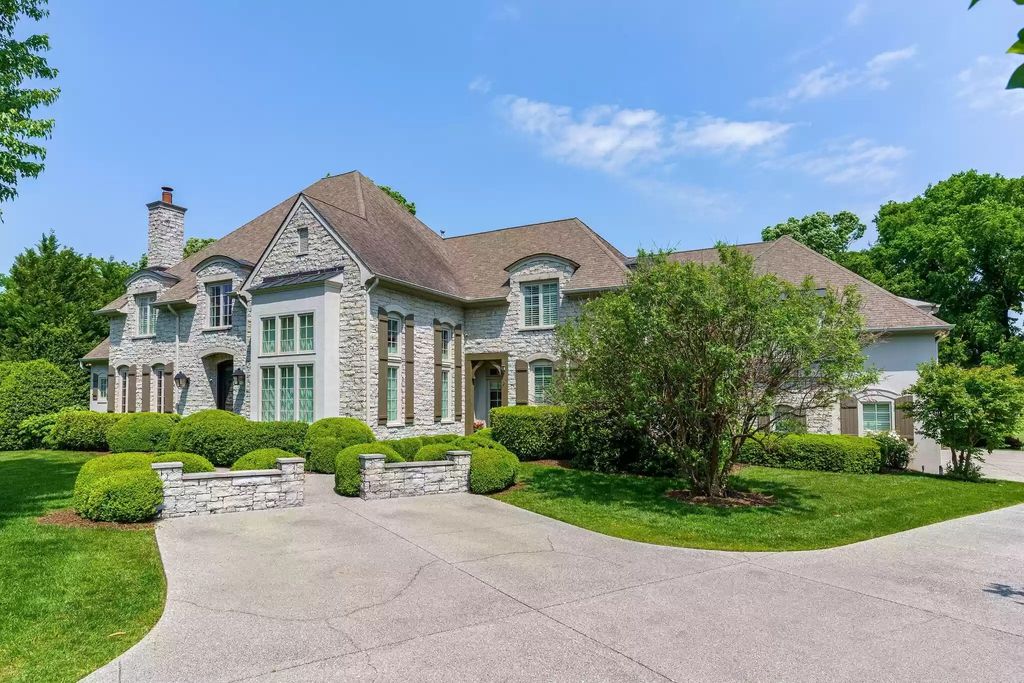 The Home in Tennessee is a luxurious home with private backyard overlooking the 14th hole of Brentwood Country Club now available for sale. This home located at 5250 Hayes Pl, Brentwood, Tennessee; offering 05 bedrooms and 06 bathrooms with 7,401 square feet of living spaces.