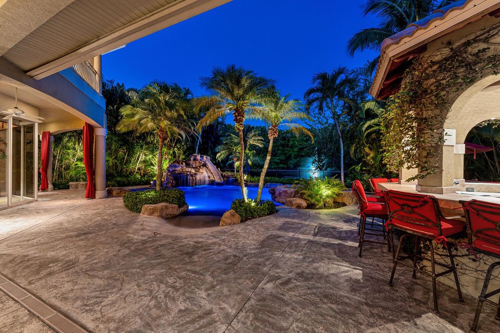 This-5499777-Exceptional-Custom-Home-in-Naples-is-Ideal-for-Entertaining-with-Luxurious-Amenities-2