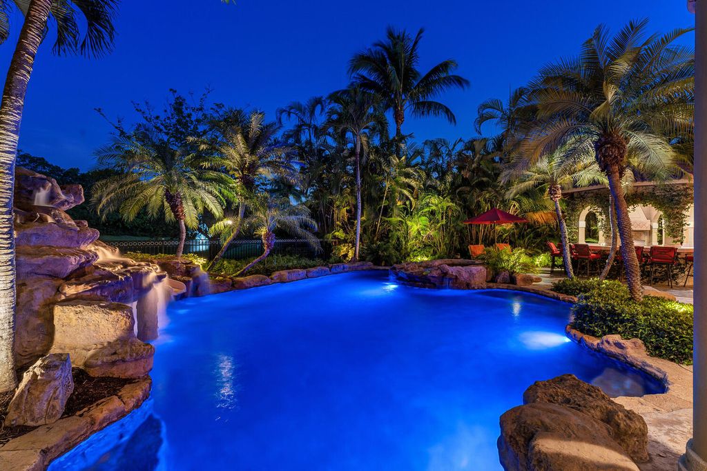 This-5499777-Exceptional-Custom-Home-in-Naples-is-Ideal-for-Entertaining-with-Luxurious-Amenities-4