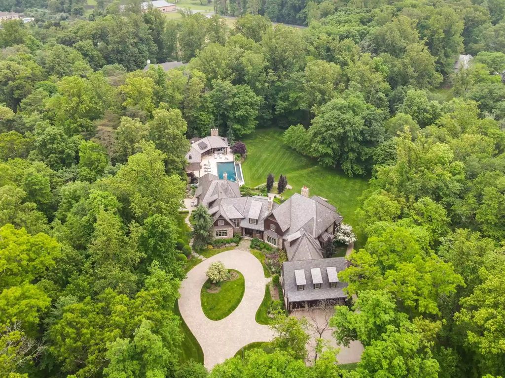 This-8500000-Remarkable-Estate-Offers-Privacy-and-Resort-style-Amenities-in-Virginia-2
