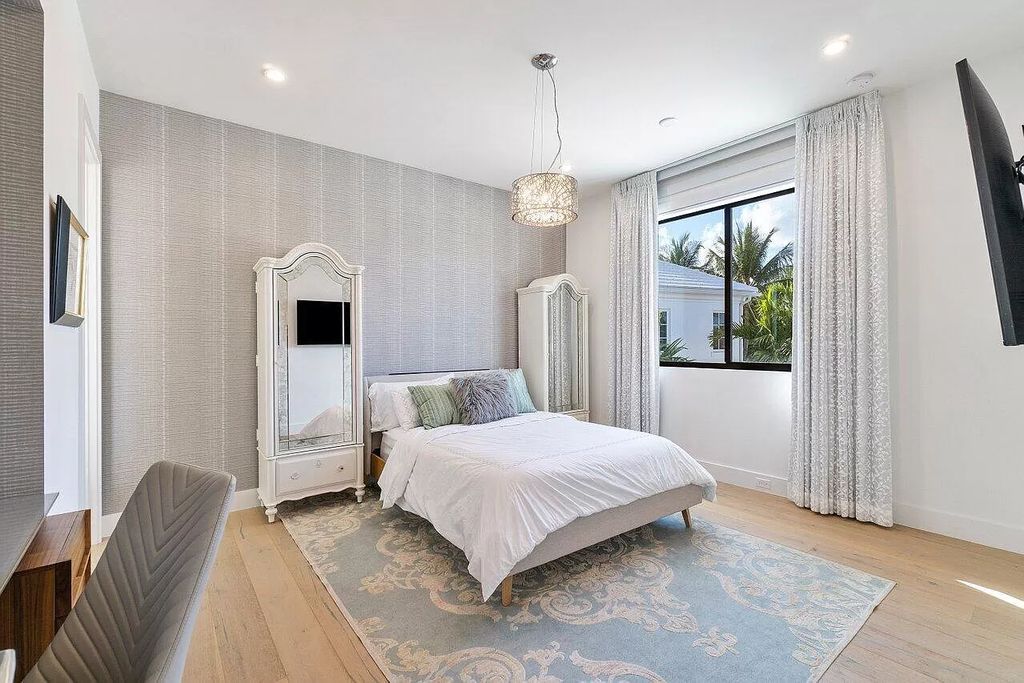 The silver wallpaper on the walls gives the room a unique and youthful appearance. The white elements work well together to add light and romance to this monochrome bedroom. Sure, there are the gilded curtains and intricately sculpted wardrobes.