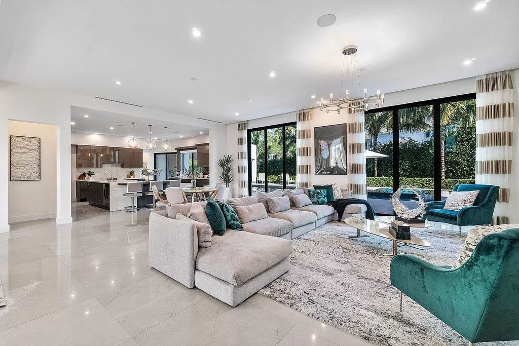 In my opinion, there is nothing more luxurious and noble than emerald green. The use of light gray tones for the rest of the room is a perfect background to elevate the emerald green in this colorful living room idea.