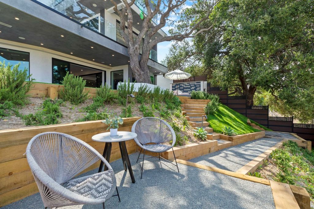 The Home in Pacific Palisades is a newly extraordinary residence nestled in the Via Bluffs neighborhood featuring spacious living and luxe amenities now available for sale. This home located at 15333 De Pauw St, Pacific Palisades, California