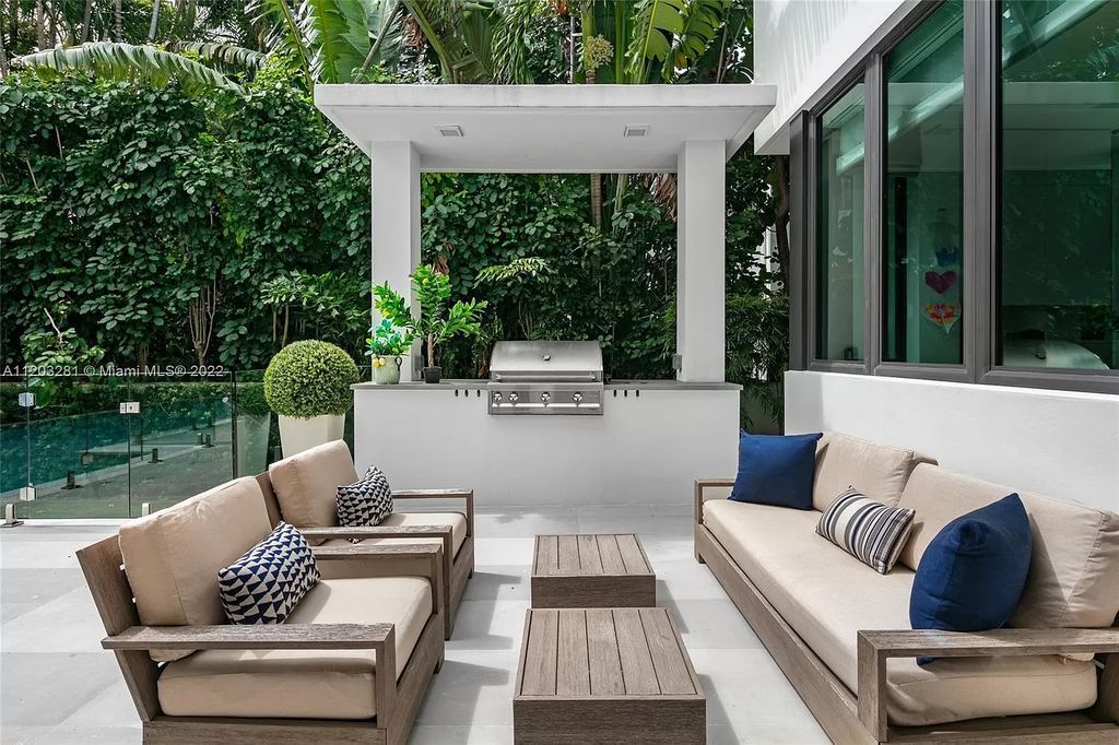 This-8995000-Contemporary-Home-in-Miami-Beach-is-Perfect-for-both-Family-Enjoyment-and-Entertainment-10