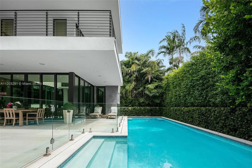 This-8995000-Contemporary-Home-in-Miami-Beach-is-Perfect-for-both-Family-Enjoyment-and-Entertainment-12