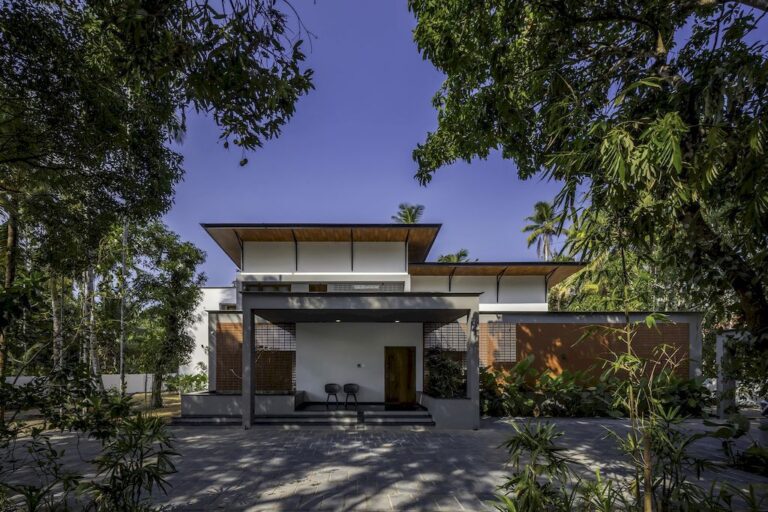 Void House with Tropical Modernism Design by i2a Architects Studio