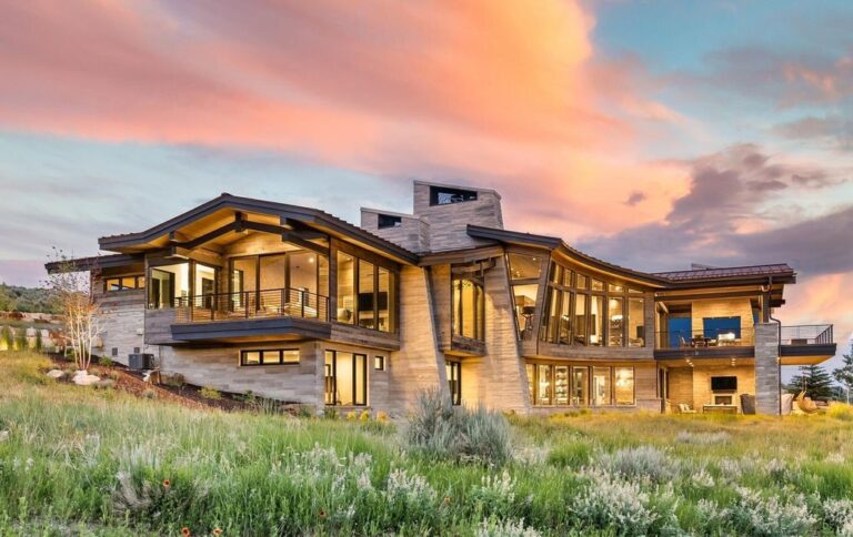 A Mountain Modern Masterpiece in Park City is Perfect for Entertainment with Luxurious Amenities and Stunning Views