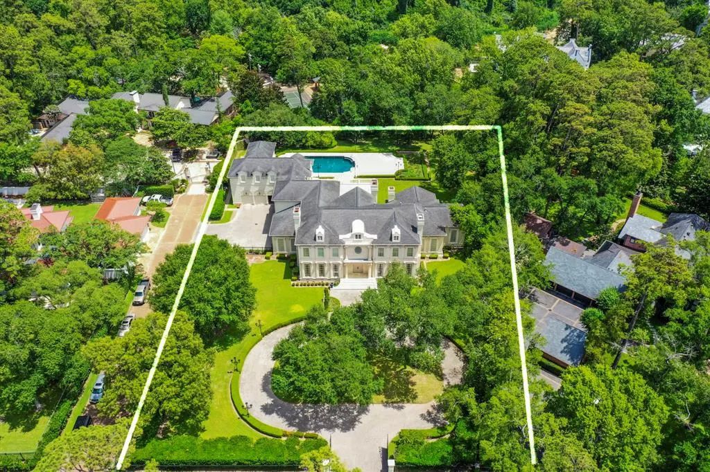 The Estate in Houston, a spectacularly elegant home has a long circular driveway and beautiful backyard with a covered pavilion and limestone deck is now available for sale. This home located at 3920 Inverness Dr, Houston, Texas