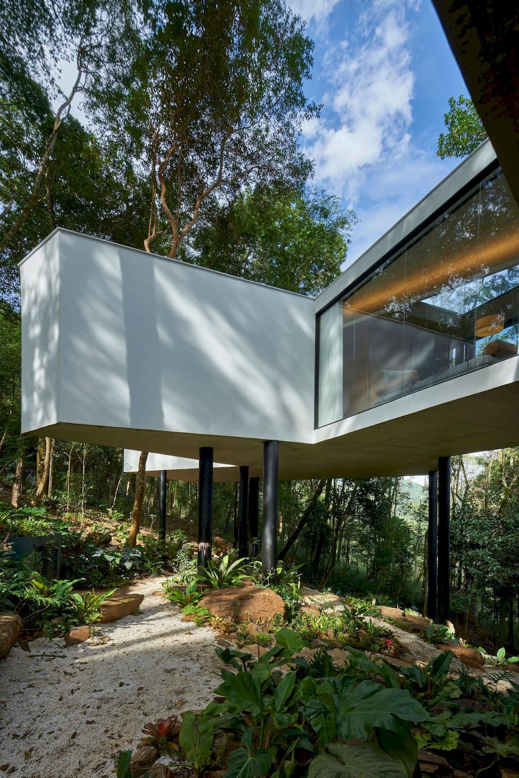 Açucena House Immersed in Lush Atlantic Rainforest by Tetro Arquitetura