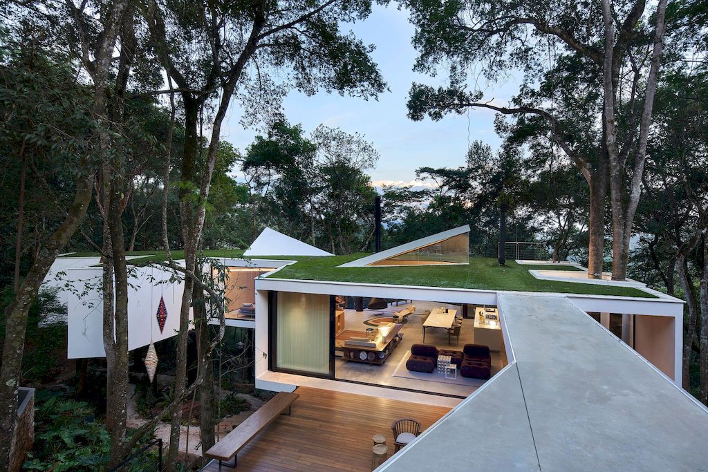 Açucena House Immersed in Lush Atlantic Rainforest by Tetro Arquitetura