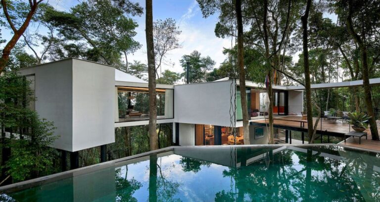 Açucena House Immersed in Lush Atlantic Rainforest by Tetro Arquitetura
