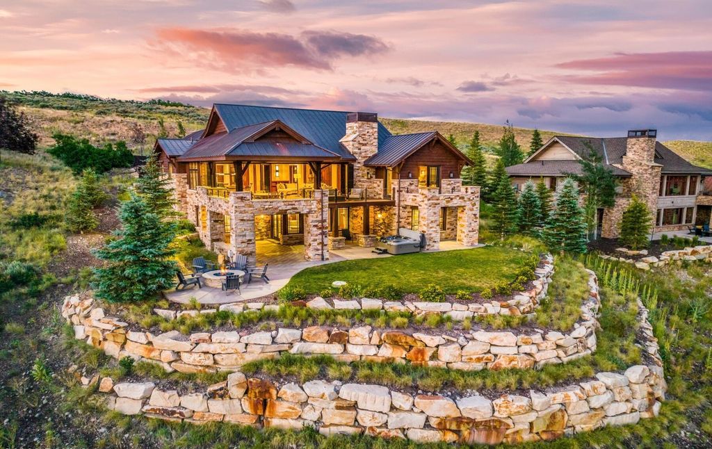 The Home in Park City, an amazing Russell Dye cabin has been extravagantly upgraded with all of the bells and whistles that you could dream of. This home located at 9207 Alice Ct, Park City, Utah.