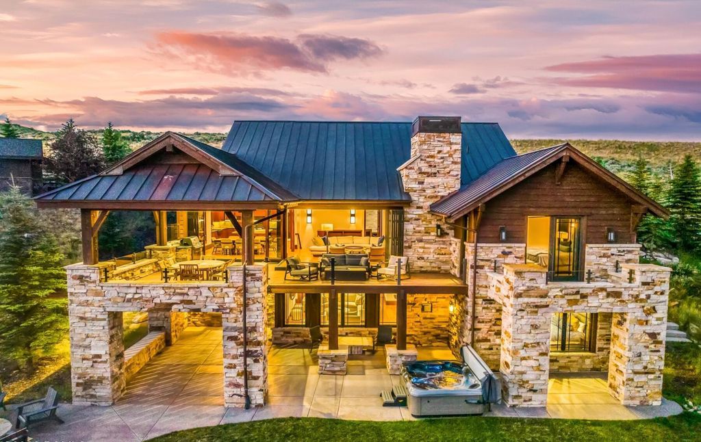 The Home in Park City, an amazing Russell Dye cabin has been extravagantly upgraded with all of the bells and whistles that you could dream of. This home located at 9207 Alice Ct, Park City, Utah.