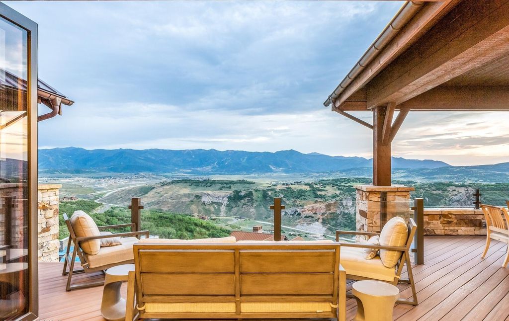 The Home in Park City, an amazing Russell Dye cabin has been extravagantly upgraded with all of the bells and whistles that you could dream of. This home located at 9207 Alice Ct, Park City, Utah.